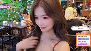 興奮提議四人拍抖音小舞蹈