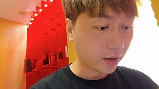 流露深切孤獨渴望觀眾陪伴