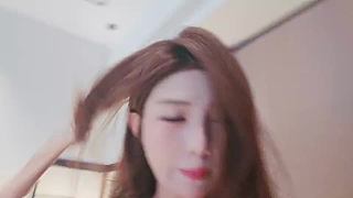 整理頭發(fā)時(shí)驚訝詢問(wèn)上線
