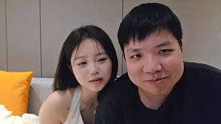 互動時輕觸女伴臉頰
