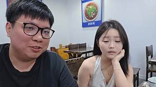 被問是否帶雨傘捂嘴笑回應