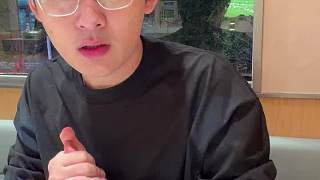 對鏡頭做搞怪表情互動