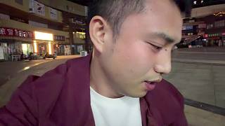 暢飲啤酒后皺眉顯刺激