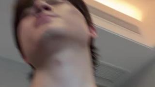 皺眉后流露驚訝情緒