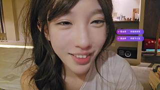用牙齒咬開啤酒瓶蓋瞬間
