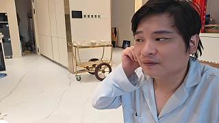 狗狗雨中淋雨不愿回屋