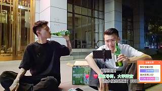 怒斥酒鬼追人拉走美女
