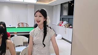 互動游戲彈腿引歡笑