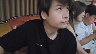 擠衣調(diào)整顯大方輕松氛圍