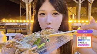 餓壞深夜戶外狂啃螃蟹充饑