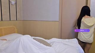 整理頭發(fā)露嘟嘴表情