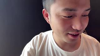 吃漢堡時吐槽視頻播放量低