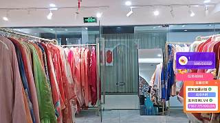 古風服飾店內試穿亮相