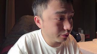 吃漢堡嘴角沾滿食物殘渣