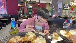笑著商定八點半結(jié)束晚餐