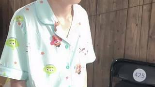 展示白色毛絨兔子玩偶動(dòng)作
