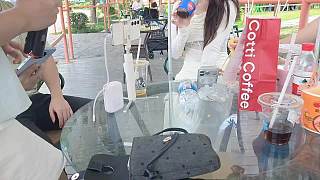 女生吃泡面嗆到直捂臉