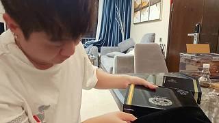 展示稀缺物品興奮直呼流口水