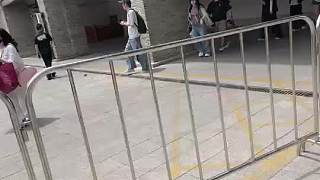 低頭扶眼鏡觀察環(huán)境
