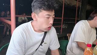 戶外燒烤吃大蒜露苦相