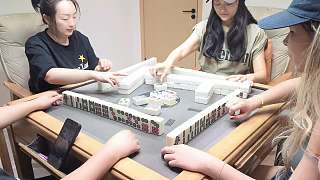 帽子專注理牌展笑容