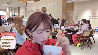 委屈表情進(jìn)食引觀眾討論