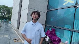 路人蹦跳擺pose引主播驚嘆可愛(ài)