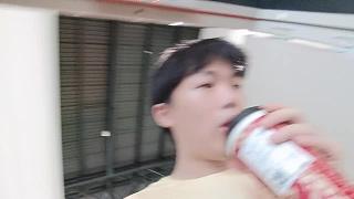 喝飲品拖延滾球遭催促