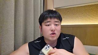 興奮展示酷似窮哥籃球發(fā)型