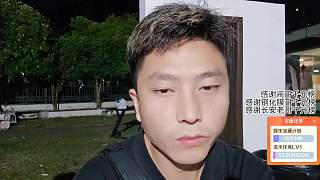 吃泡面辣到直呼受不了