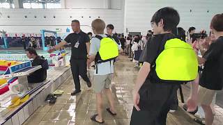 熱身運動前調(diào)整眼鏡保安全
