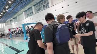 充氣船失衡男子落水逗樂全場
