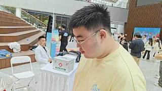 吃東西樣子逗樂全場