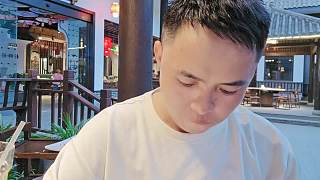 砍價(jià)成功露驚喜表情