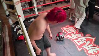 兩名女子拳擊擂臺熱身準(zhǔn)備對抗