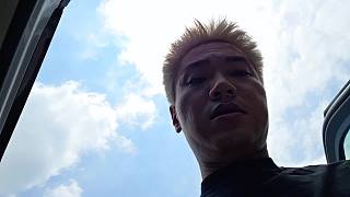 喝咖啡猶豫露痛苦表情