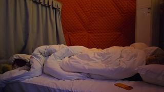 拿充電線整蠱驚醒熟睡人