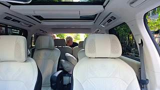 車內(nèi)尋鑰匙未果急得直爆粗口