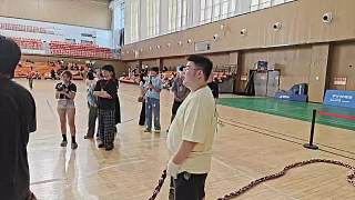 室內(nèi)拔河比賽激烈進(jìn)行