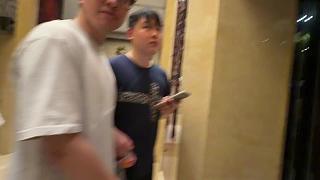 雨中拎重物步行累癱