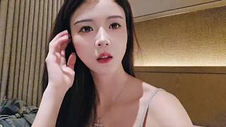 低頭整理頭發(fā)后注視鏡頭