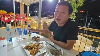 越南酒吧妹子主動(dòng)親近互動(dòng)
