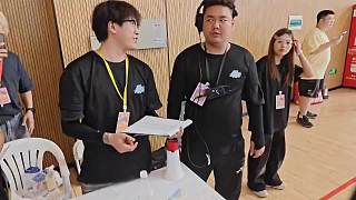 男子摟肩同行歡笑