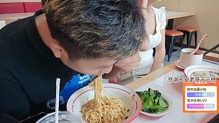 女子吃湯包比耶動作吸睛
