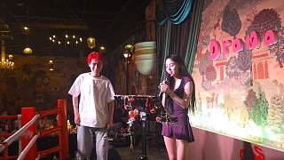 演唱跑調(diào)逗笑全場觀眾