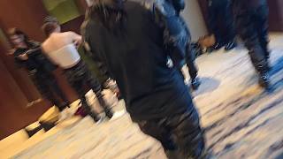 馬哥搶下物品興奮喊叫