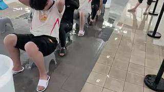 趣味澆水游戲中好孩子奪冠