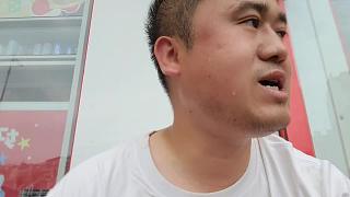老何茶杯砸人引憤怒回應(yīng)