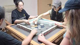 打出好牌后露出開心笑容