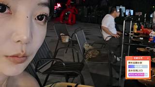 聚餐中園子前去敬酒